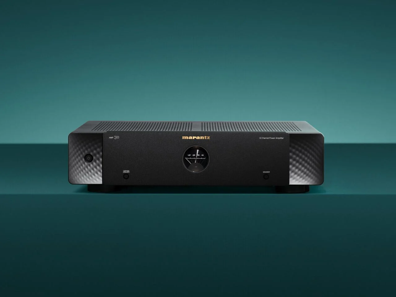 Das Bild zeigt die Marantz AMP30 Endstufe vor blauem Hintergrund.