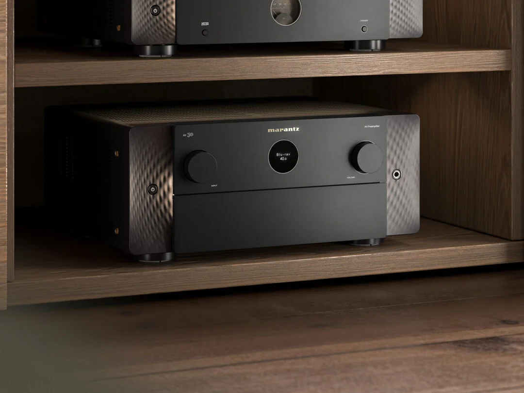 Das Bild zeigt den Marantz AV 30 von vorne in einem Regal.