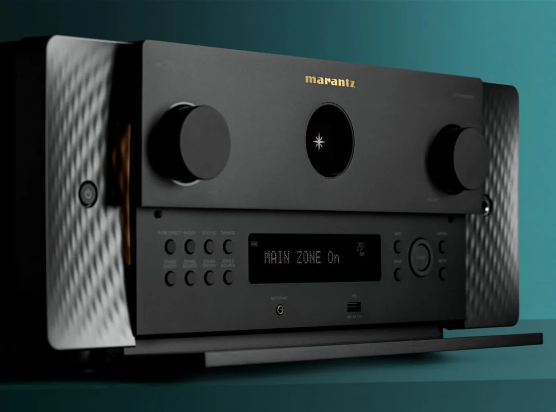 Das Bild zeigt den Marantz AV 30 von vorn mit geöffneter Frontklappe.