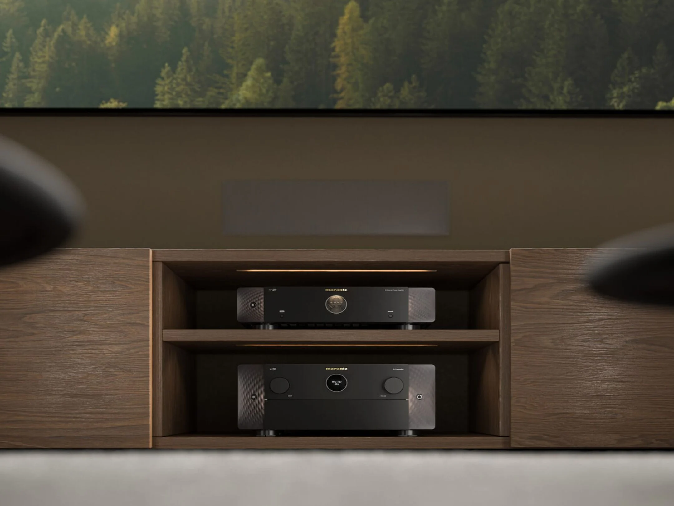 Das Bild zeigt den Marantz AV 30 von vorne in einem Regal.