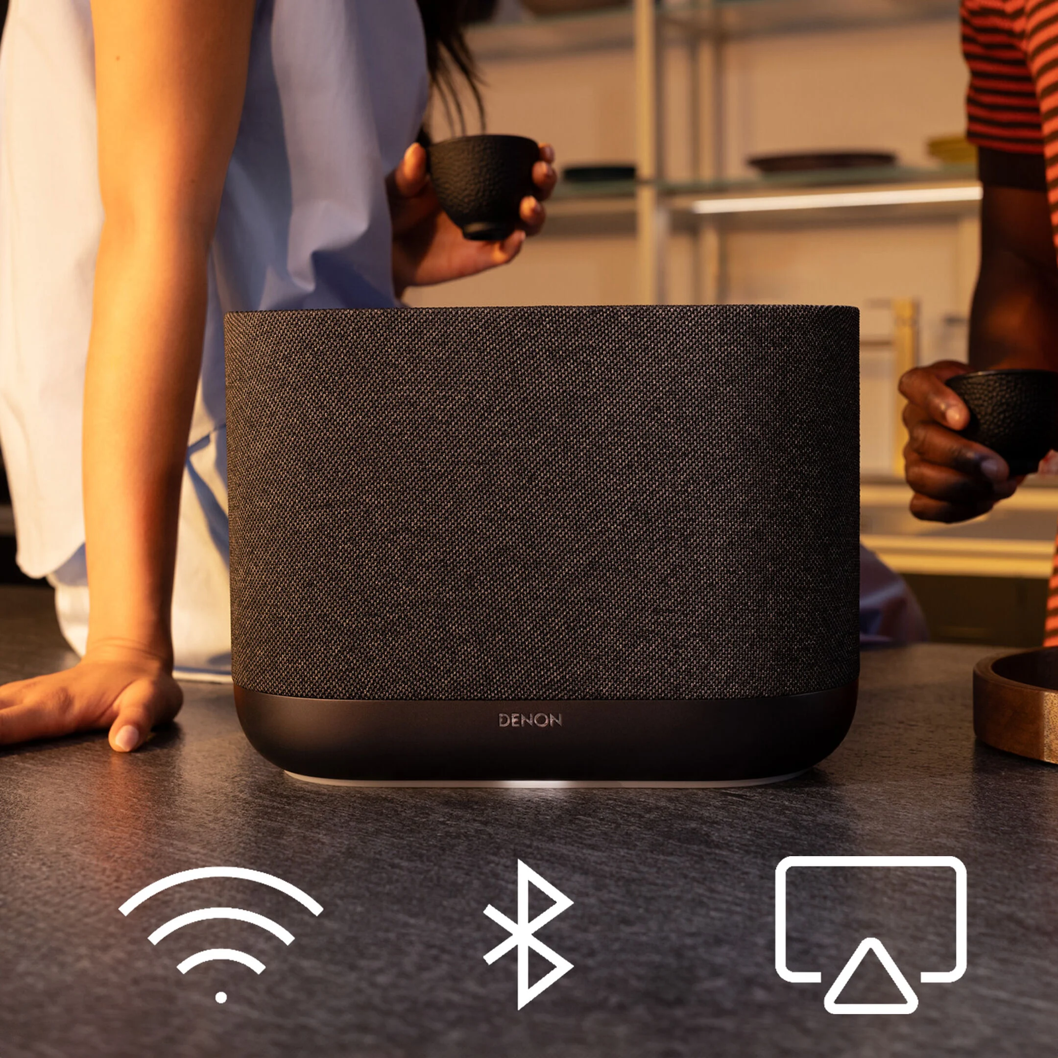 Das Bild zeigt den Denon Home 400 in einem Wohnraum