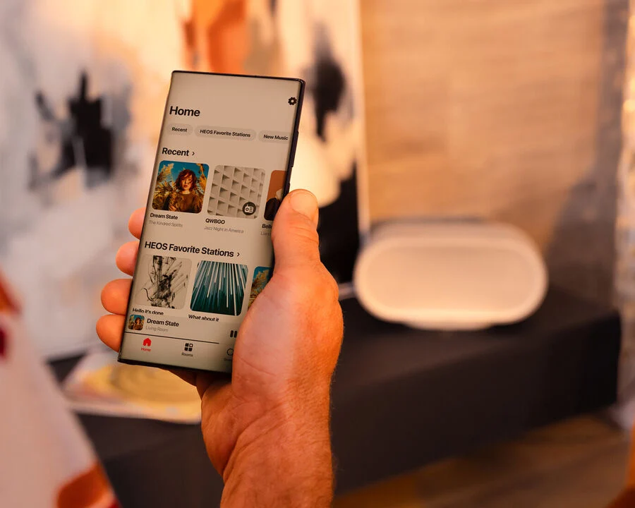 Zeigt Denon Home 600 und ein Smartphone um die Konnektivität darszustellen.