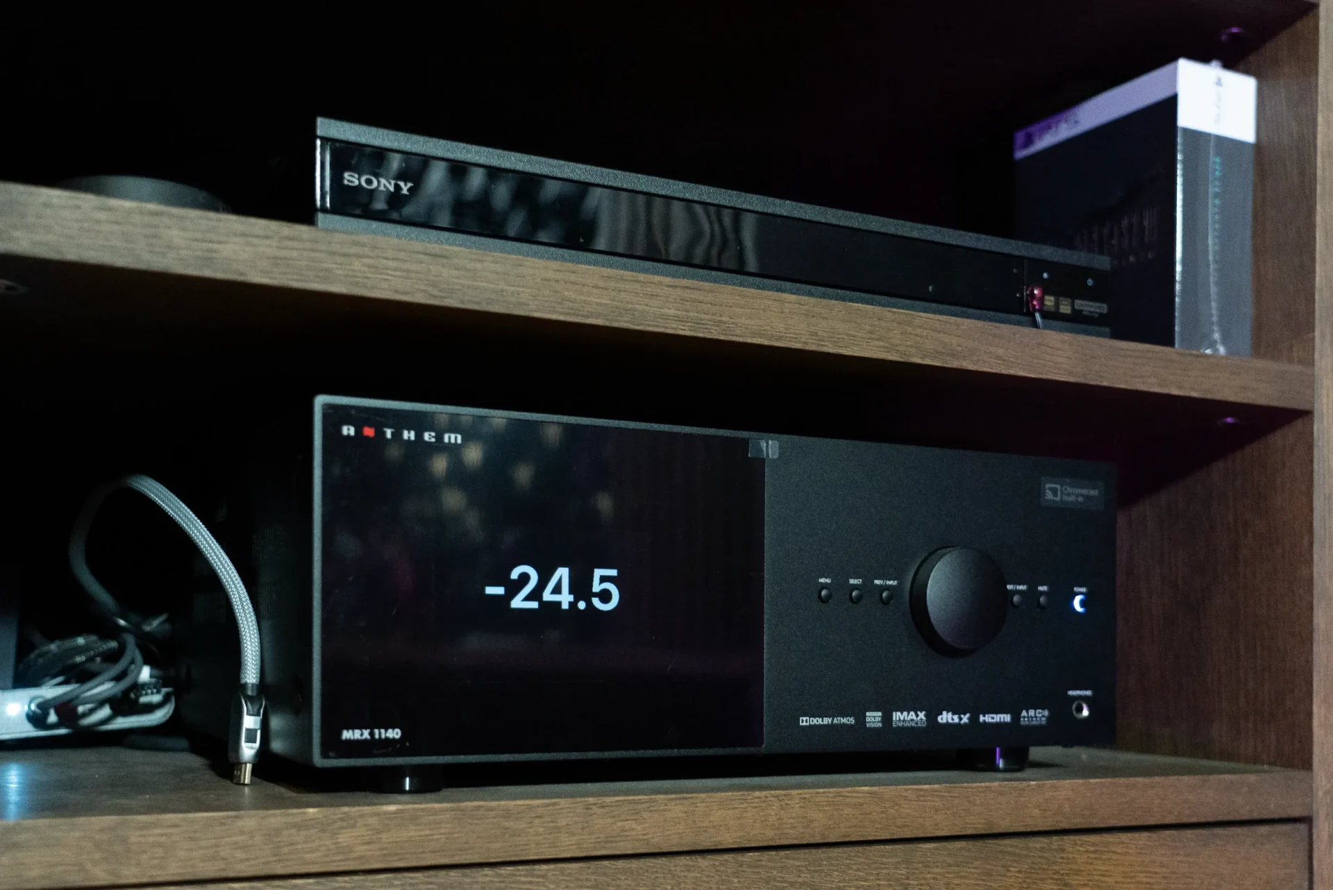 Anthem MRX AV-Receiver und Quellgeräte im eingebauten Technik-Rack im Heimkino Bochum.