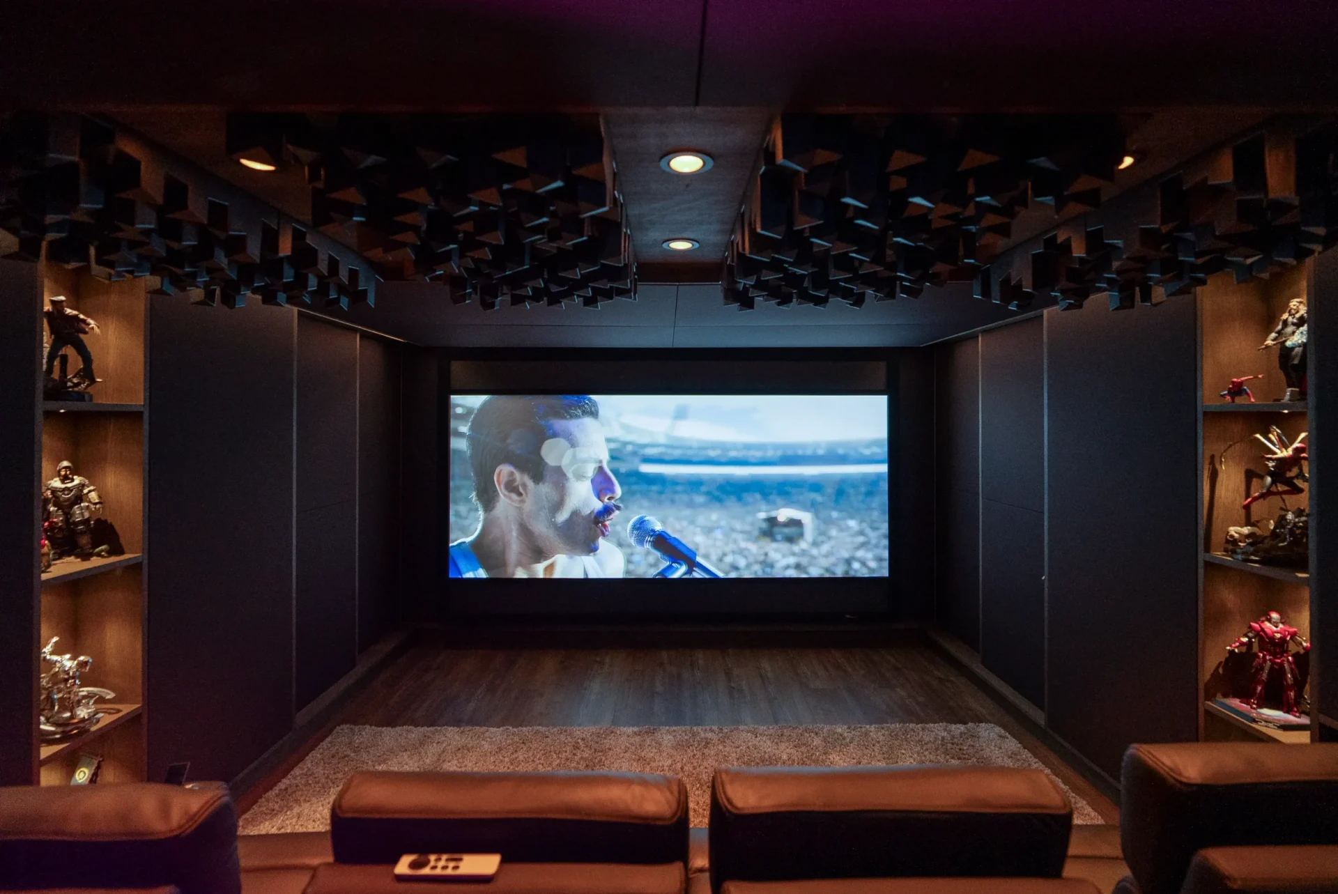 Cinemascope-Film auf der 16:9-Leinwand mit motorisierter Maskierung im AVITECT Heimkino Bochum.