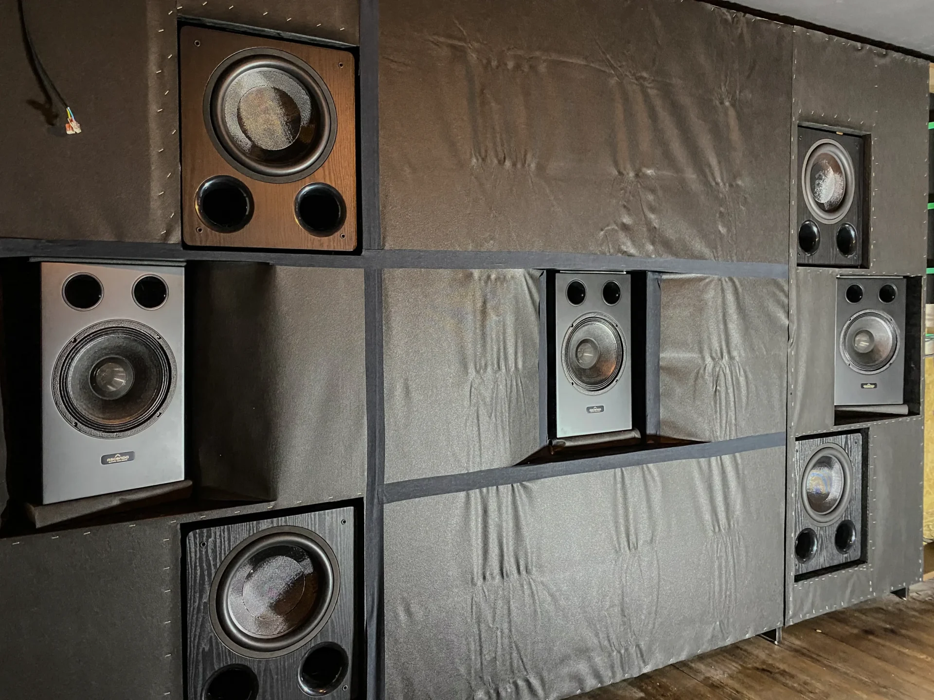 Lautsprecherwand mit Single Bass Array: vier Subwoofer und drei Frontkanäle während der Installation in Bochum.