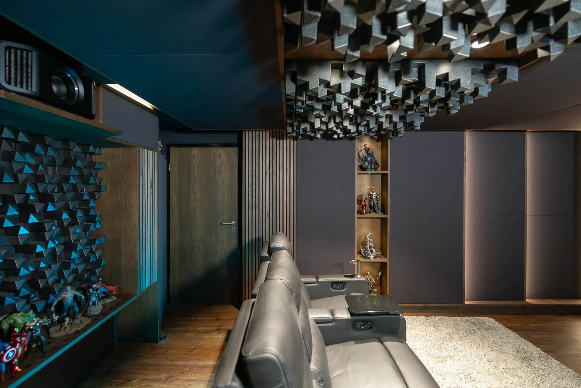 Integrierte Tür und Back-Surround an der schrägen Rückwand neben der Projektor-Nische in Bochum.