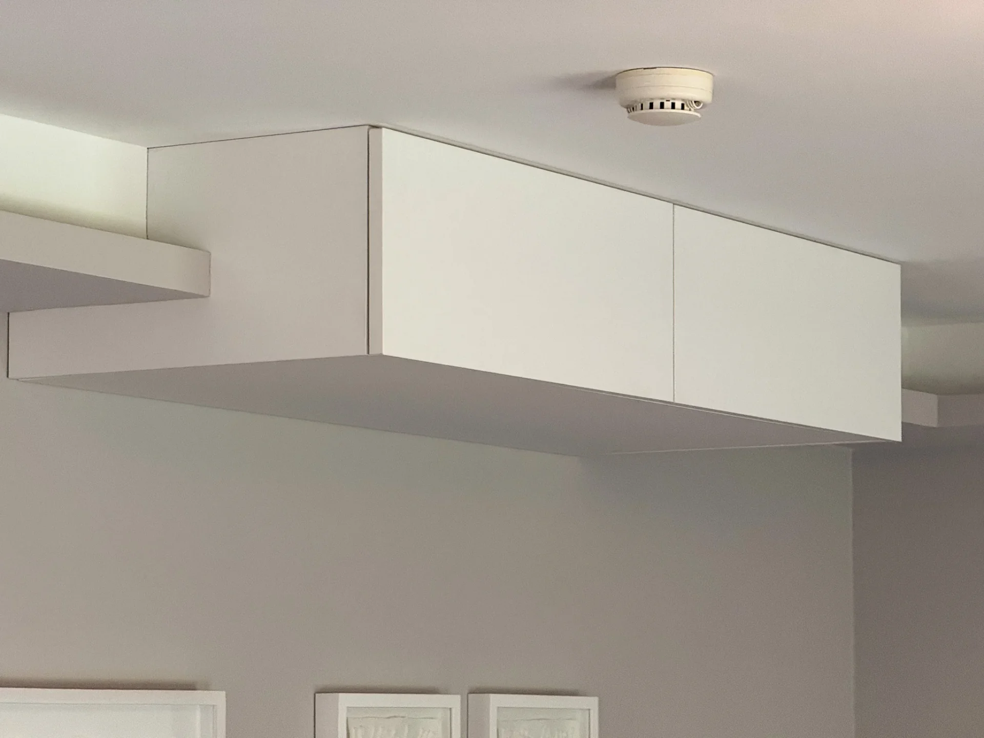 Geschlossener weißer Beamerkasten an der Decke über der Kunstwand im Referenzprojekt Rhein-Main.