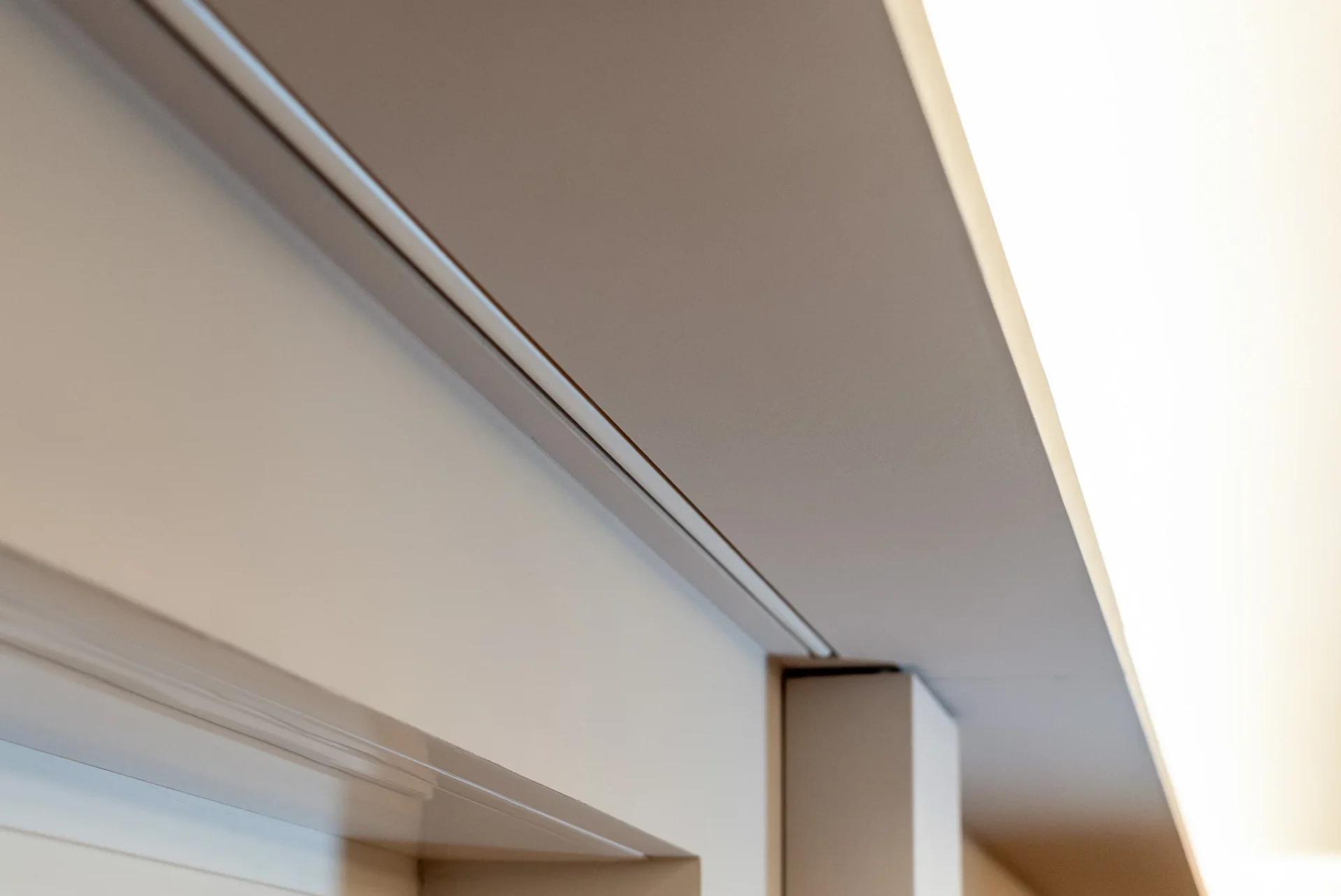 Schmaler Deckenschlitz für die in die Decke integrierte Screenline-Leinwand mit umlaufender LED-Lichtvoute im Heimkino Rhein-Main.