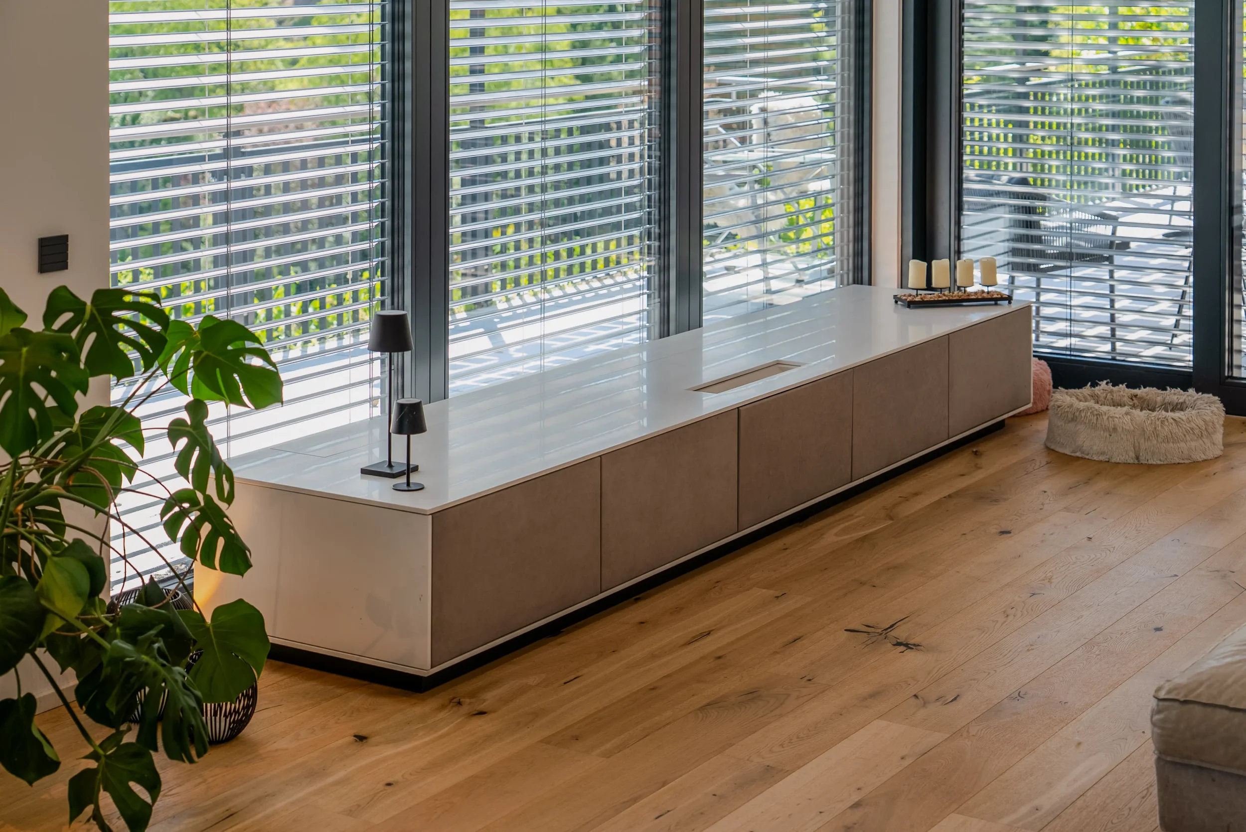 Detail der glänzenden HIMACS-Platte auf dem maßgefertigten Lowboard im Wohnraumkino Rhein-Main.