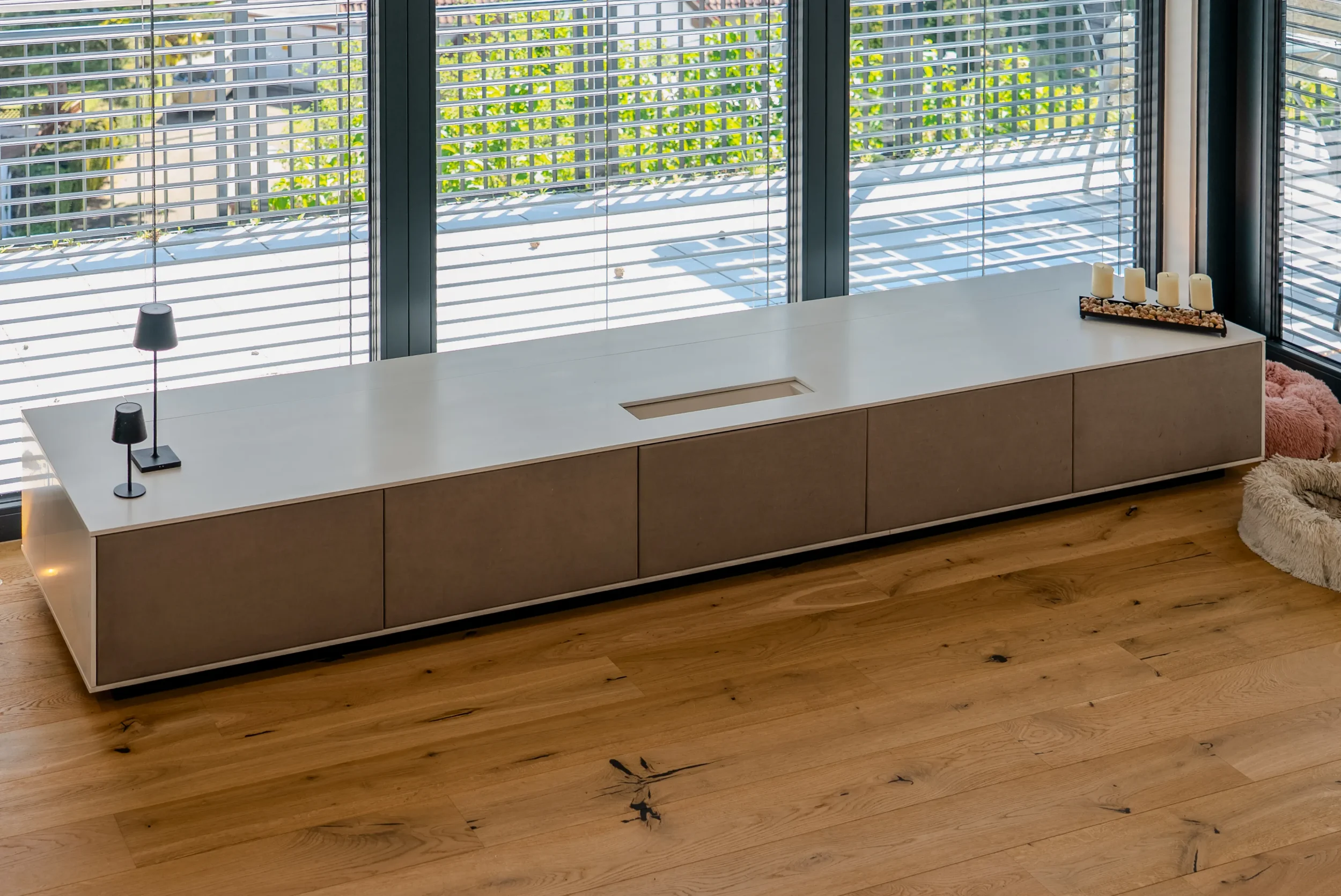 Vorderansicht des massgeschneiderten HIMACS Lowboards.