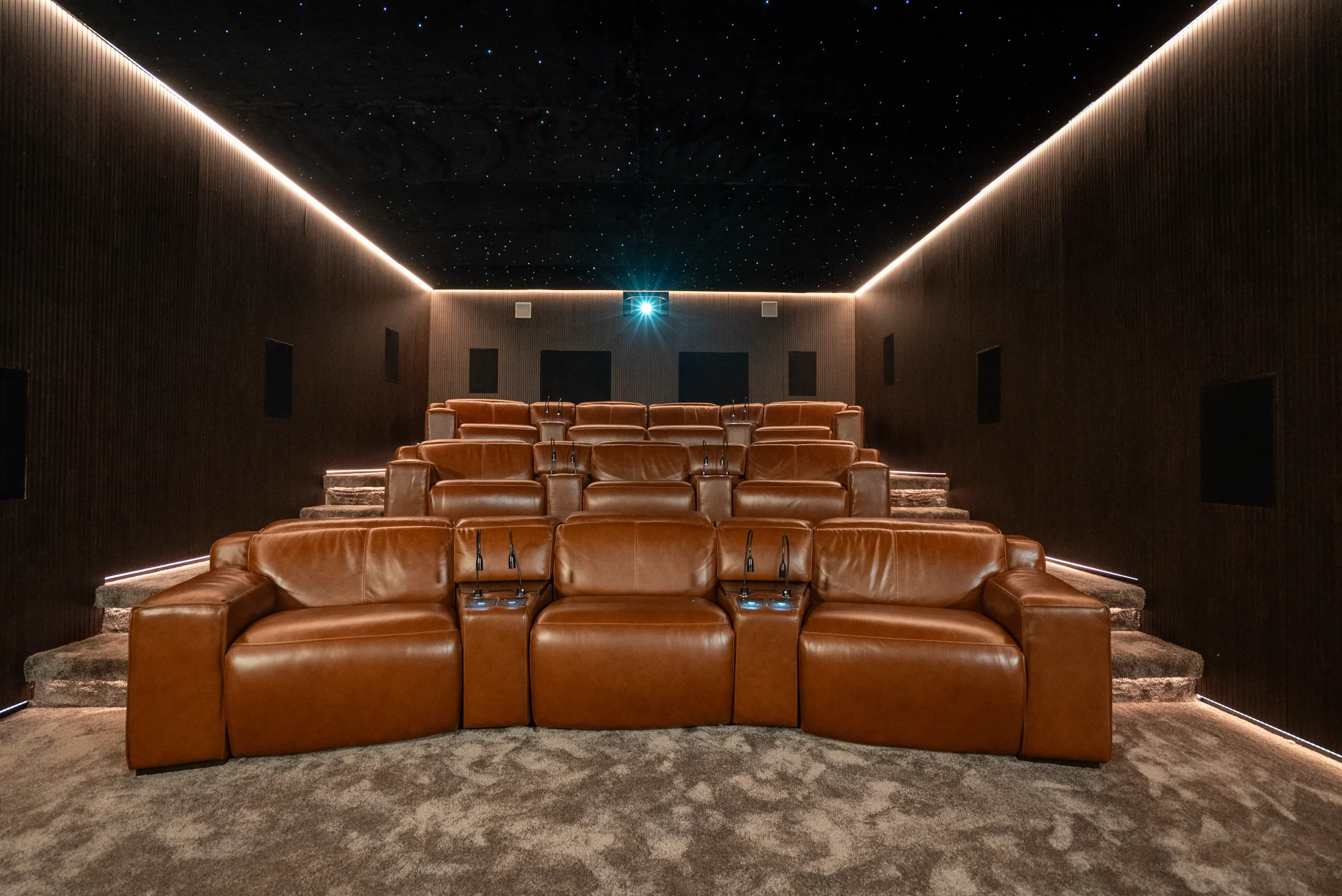 Heimkino mit 3 Sitzreihen made by AVITECT Studio München.